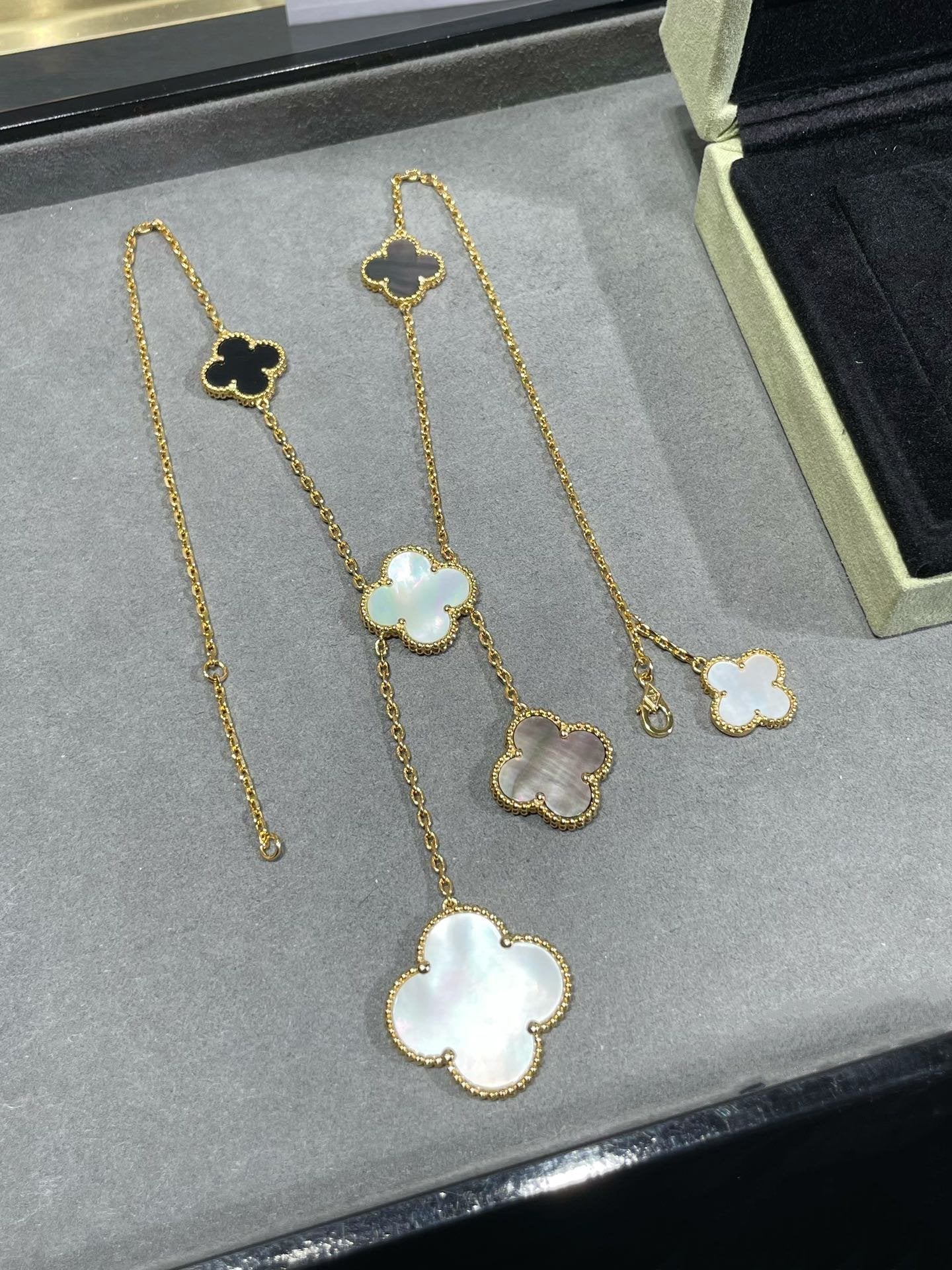 [Star Jewelry]CLOVER 6 MOTIF MOP ONYX GOLD NECKLACE