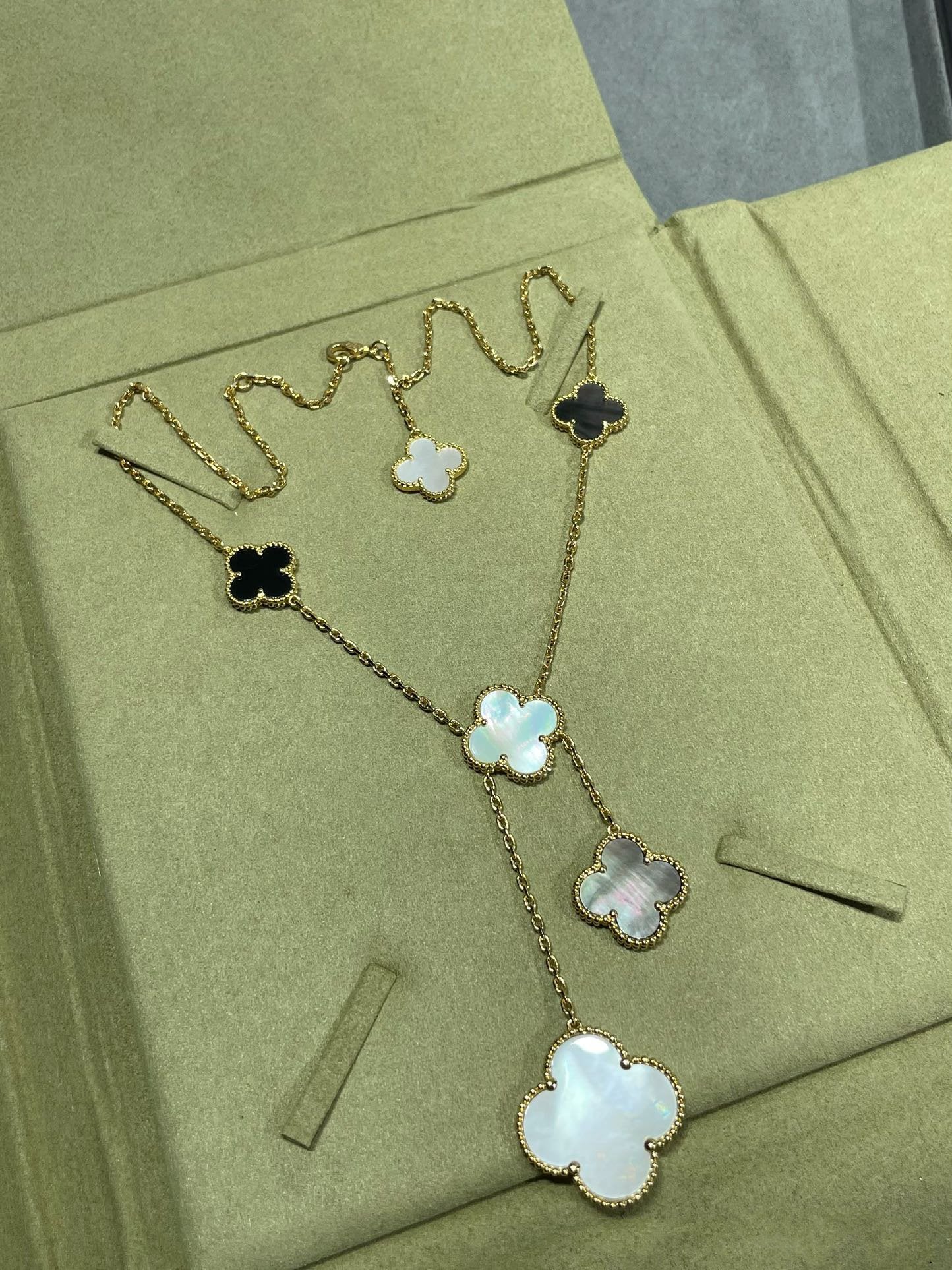 [Star Jewelry]CLOVER 6 MOTIF MOP ONYX GOLD NECKLACE