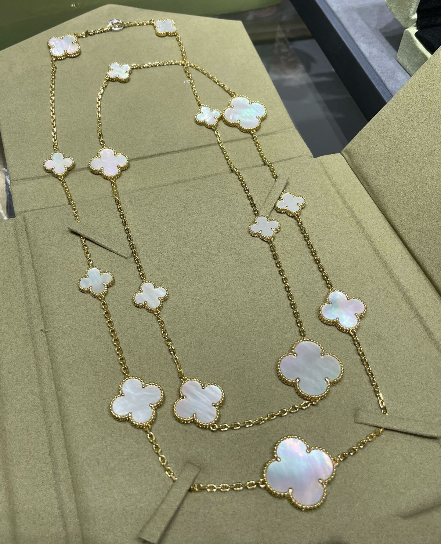 [Star Jewelry]CLOVER 16 MOTIF WHITE MOP GOLD NECKLACE