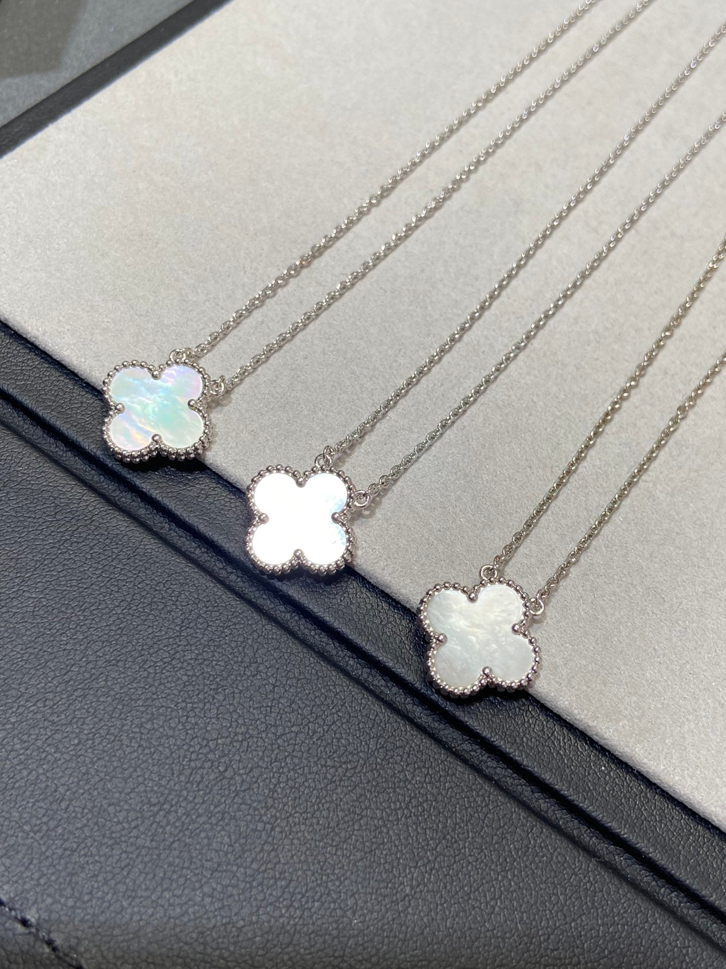 [Star Jewelry]CLOVER MEDIUM SILVER WHITE MOP NECKLACE
