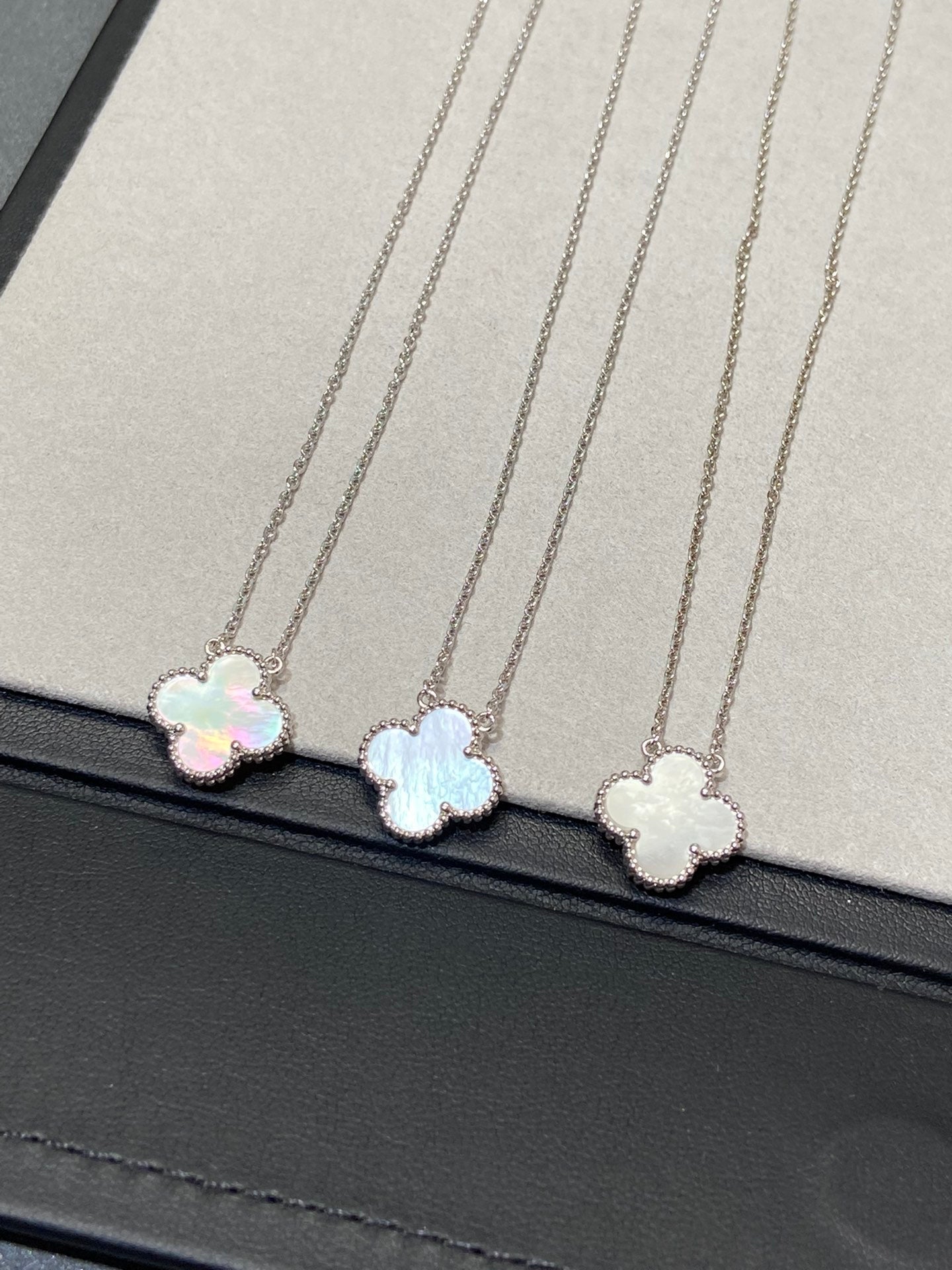 [Star Jewelry]CLOVER MEDIUM SILVER WHITE MOP NECKLACE