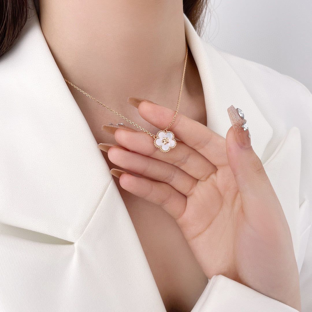 [Star Jewelry]LUCKY  WHITE MOP  PLUM BLOSSOM NECKLACE