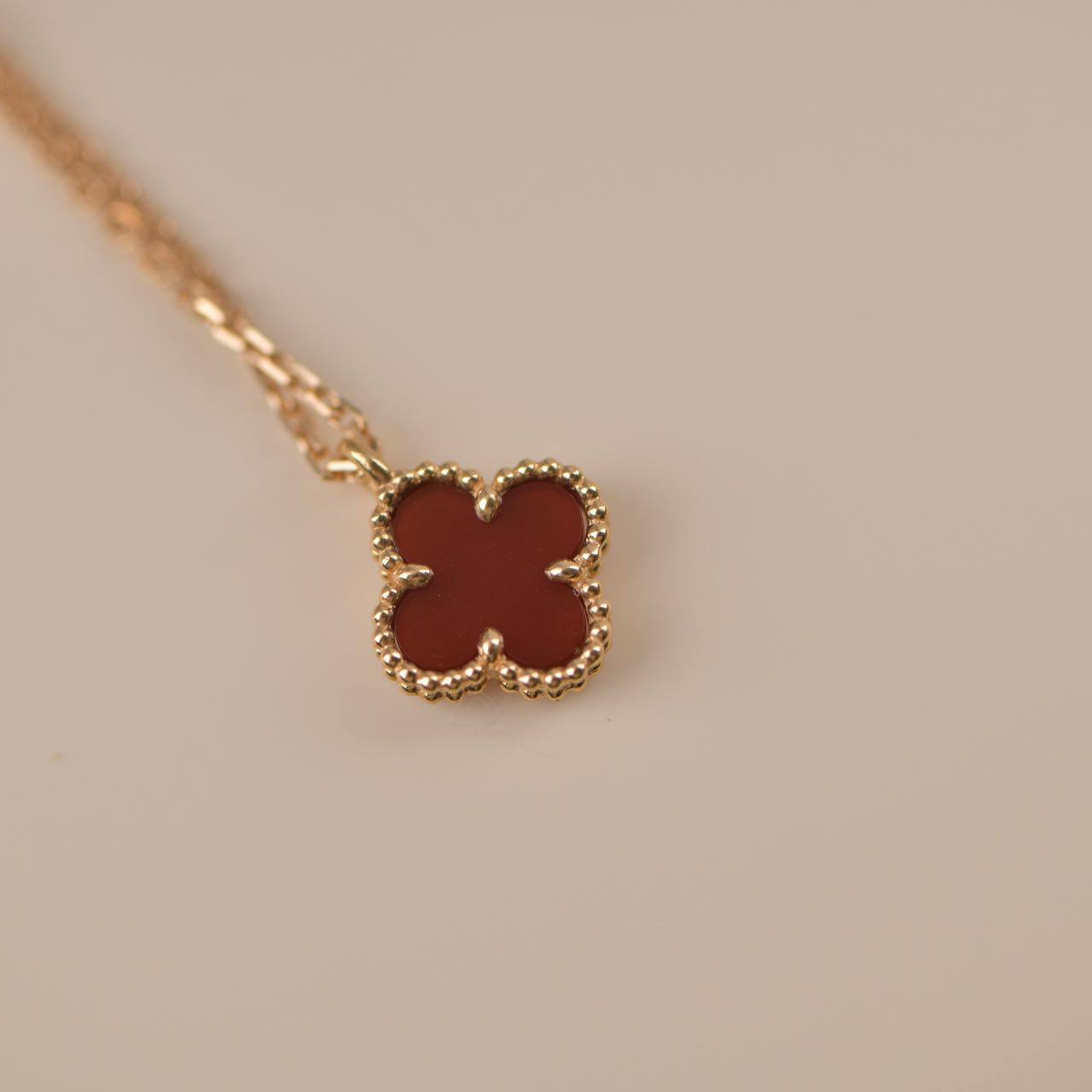 [Star Jewelry]CLOVER MINI 9.5MM WHITE CARNELIANS NECKLACE